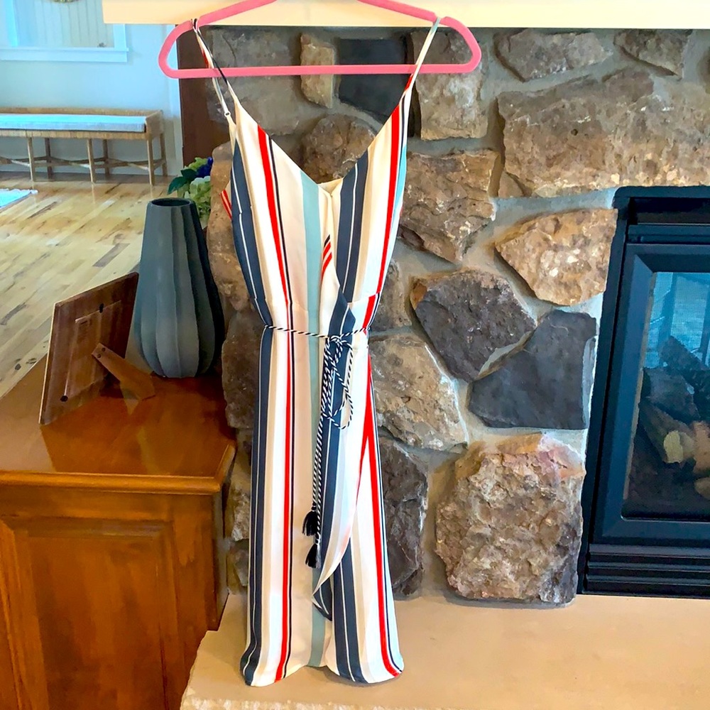 Perfect summer dress with tie detail!